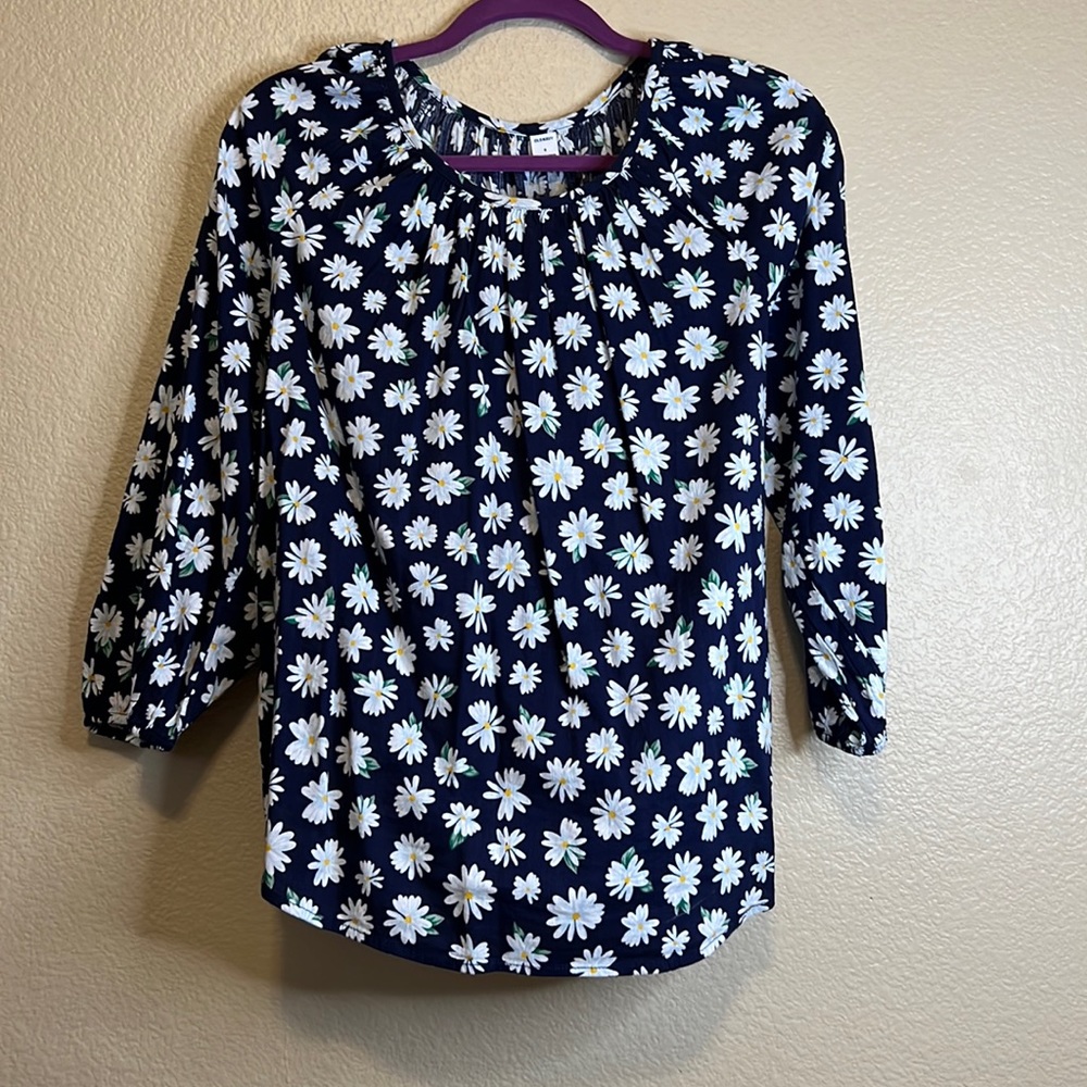 Like new, Old Navy daisy print top. (A-18)